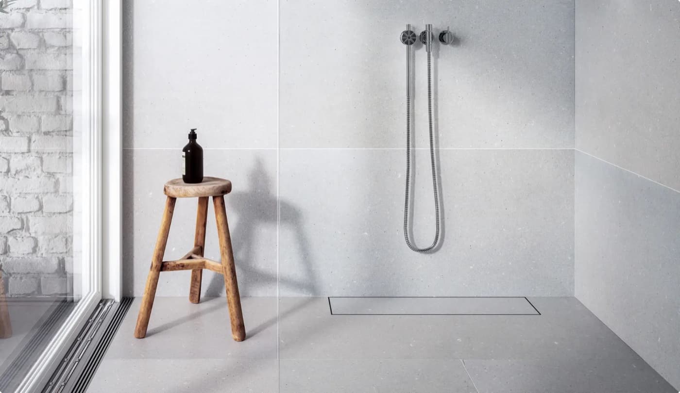 Moderne baderom med Slidedrain slukrenne