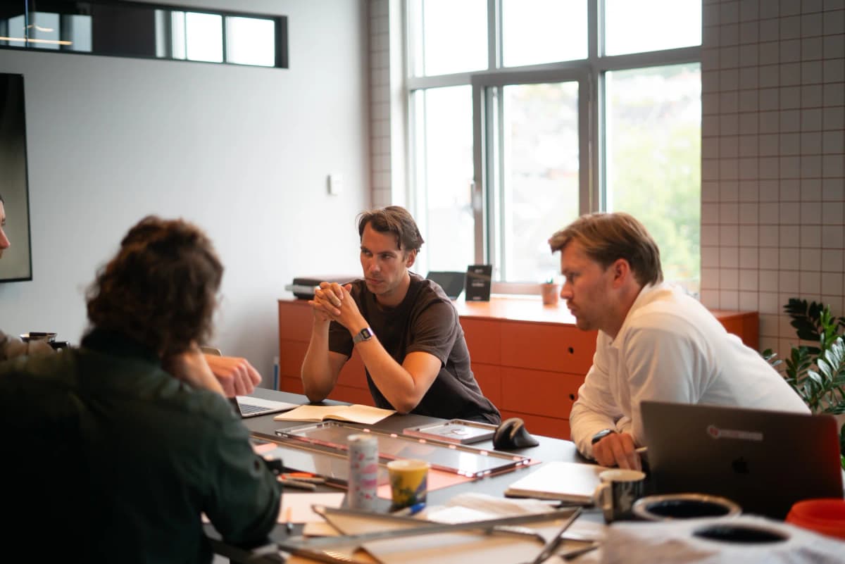 Slidedrain-teamet diskuterer produktutvikling