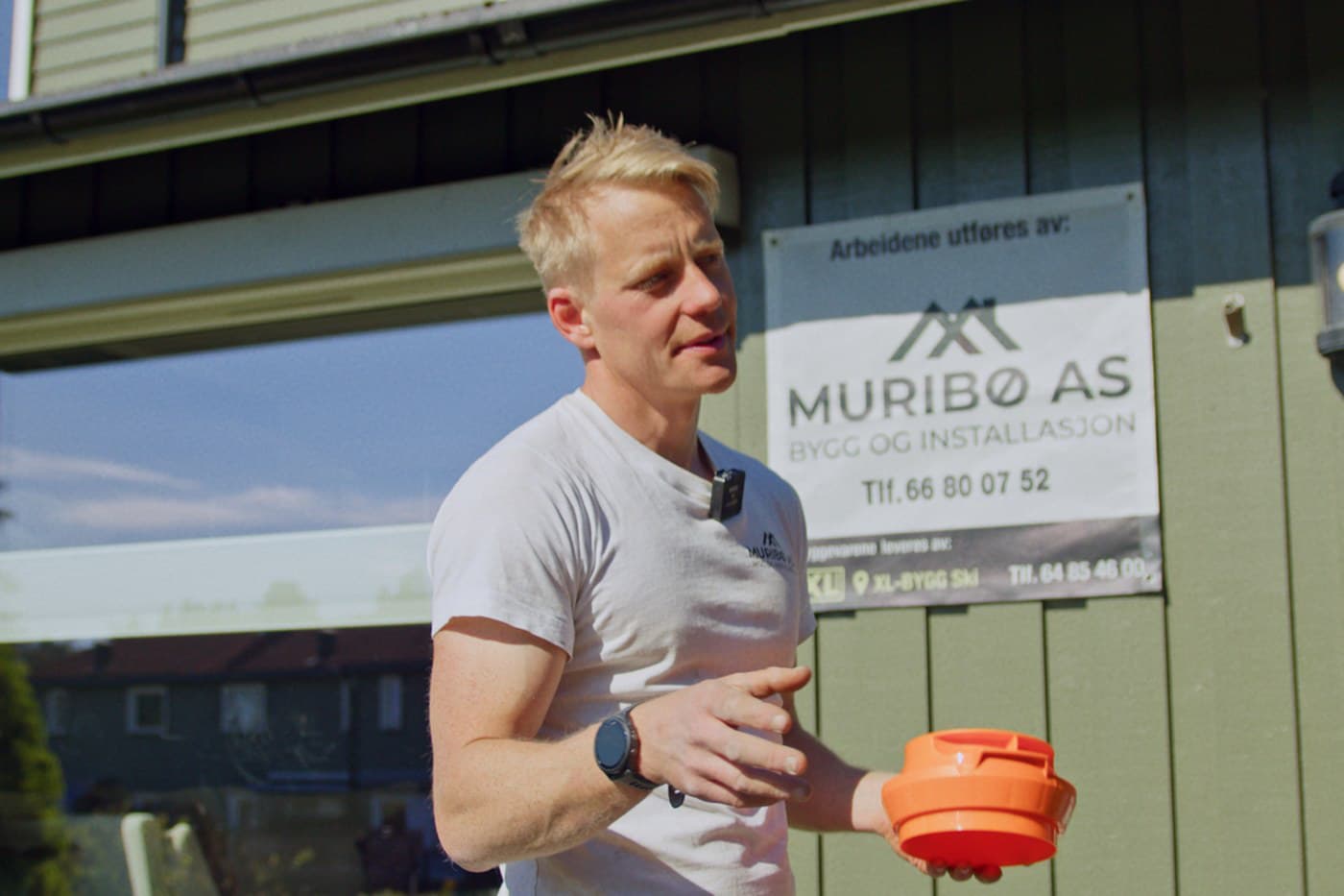 Kristian Muribø i Muribø AS med en Slidedrain slukpotte foran firmaskiltet