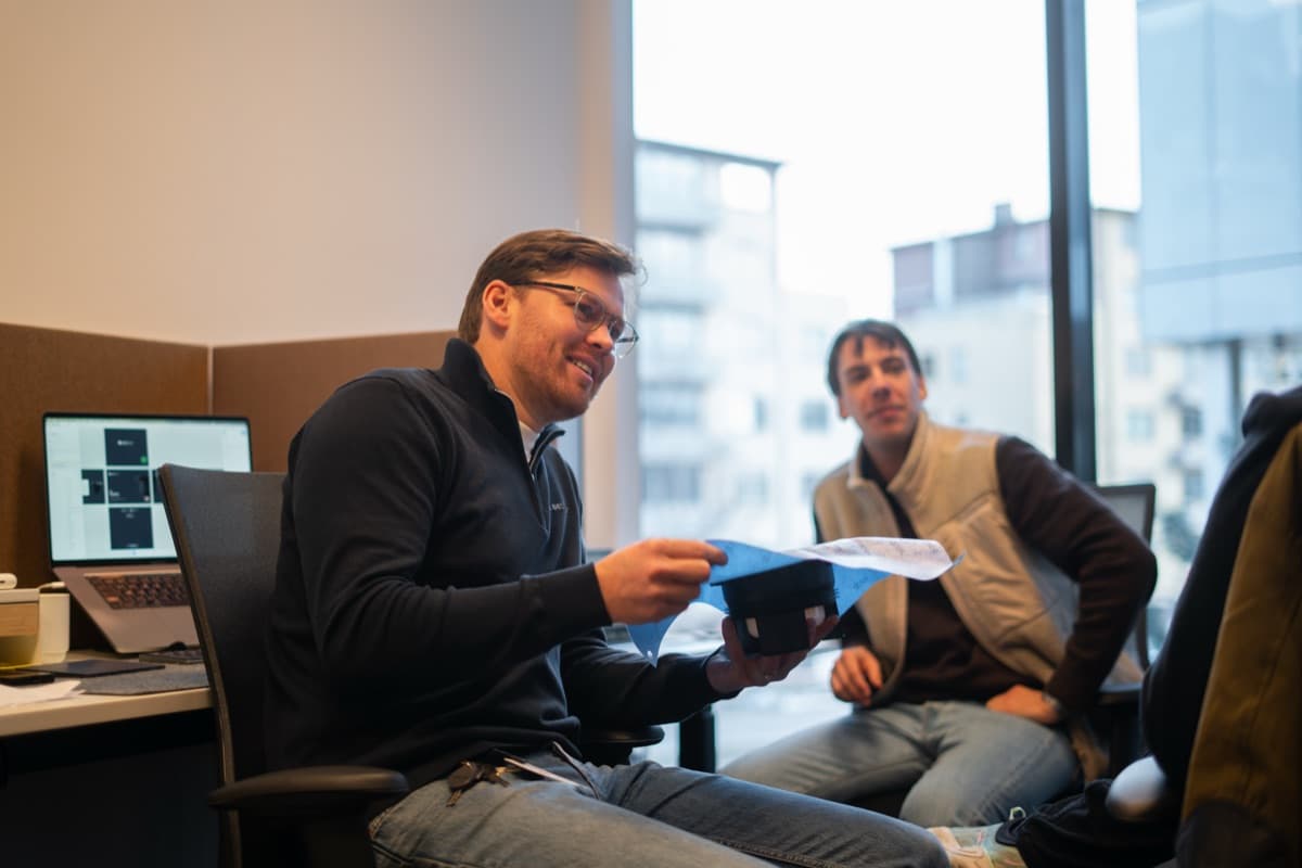 Slidedrain-teamet diskuterer produktutvikling